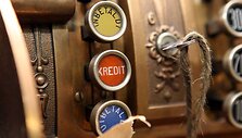 Antikvariniai kasos aparatai pasižymi i&scaron;skirtine i&scaron;vaizda ir sudėtingais mechanizmais. 