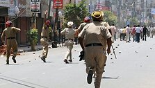 Policininkai vaiko demonstrantus.