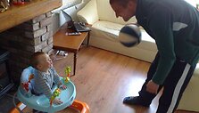 Airidukas su tėveliu sportuoja.