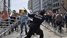 Demonstrantų ir policijos susirėmimas.