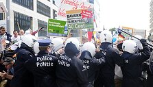 Demonstrantų ir policijos susirėmimas.