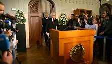 Norvegų Nobelio komiteto pirmininkas Ole Danbolt Mjos skelbia kam atitenka 2008 Nobelio taikos premija