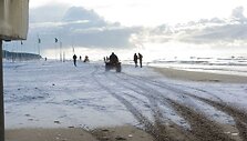  &Scaron;tai tokiais keturračiais siaubiamas Palangos pajūrys,o juk &scaron;eimos su vaikais ten važiuoja tiesiog ramiai pasivaik&scaron;čioti. Rodos, ten neturėtų grėsti jokie pavojai, tačiau tokie bepročiai priverčia pasijusti nesaugiai.