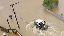 Per Brazilijos pietuose esančią Santa Catarinos valstiją niokojančius potvynius jau žuvo mažiausiai 45 žmonės, daugiau nei 22 tūkst. buvo priversti palikti savo namus, prane&scaron;a BBC.