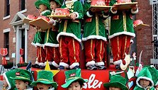 &bdquo;Everland&ldquo; pramogų parko darbuotojai vilki Kalėdų senio kostiumus per &bdquo;Kalėdų senio akademijos&ldquo; pamokos metu įvykusią fotosesiją.