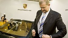 Ma&scaron;inų gamintojas Porsche Wendelinas Wiedekingas pozuoja prie Porsche 911 Carrera 4S