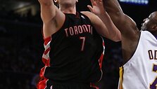 Andrea Bargnani metimas ir Lamaro Odomo gynimas