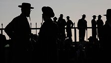 Tūkstančiai griežtų pažiūrų žydų vyrų dalyvauja vieno i&scaron; Izraelio aukų Mumbajuje Arieho Levisho Teitelbaumo laidotuvėse. 