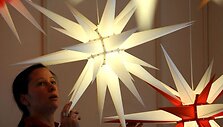 Katrin Schroeter, Herrnhuterio Sterne`o darbuotoja, dirbtuvėse daro kalėdines dekoracijas &ndash; žvaigždes.