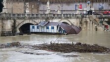Italijoje dėl liūčių patvino dvi upės &ndash; Tiberis ir Arno.