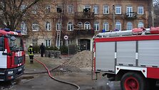 Gaisrininkai darbuojasis įvykio vietoje