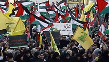 Mosikuojama Palestinos vėliavomis.