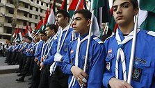 Skautai ne&scaron;ini Palestinos vėliavomis.