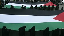 Ne&scaron;ama didelė Palestinos vėliava.