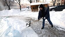 Vakar Kauno rotu&scaron;ės aik&scaron;tė bruzdėjo nuo čiuožyklą ruo&scaron;iančių darbininkų.
