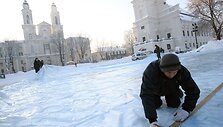 Vakar Kauno rotu&scaron;ės aik&scaron;tė bruzdėjo nuo čiuožyklą ruo&scaron;iančių darbininkų