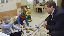 Dmitrijus Medvedevas žaidžia su vaikais.