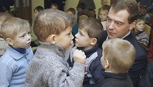 Prezidentas apsuptas vaikų
