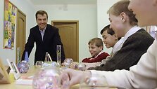 Dmitrijus Medvedevas apžiūri vaikų darbus.