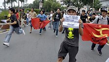 Protestuotojai bėga link Amerikos ambasados.