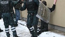 Policininkai apie&scaron;kojo paauglius, apsiginklavusius Molotovo kokteiliais