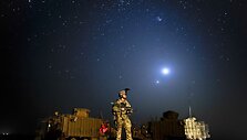 Velso karali&scaron;kųjų karinių pajėgų seržantas Jon Van Zyl stebi Veneros ir Jupiterio suartėjimą