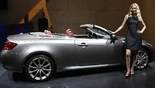 Tarptautinės Ženevos automobilių parodos puo&scaron;mena - merginos 