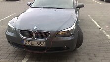 Numestas BMW prie parduotuvės