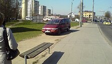 Fotopolicija. Renault per&scaron;oko net stotelę.