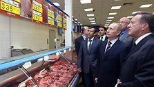 V.Putinas Maskvos prekybos centre Perekriostok.