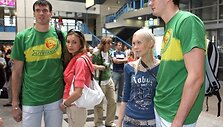 Broliai K&scaron;y&scaron;tofas ir Darju&scaron;as Lavrinovičiai su žmonomis Tatjana ir Edita