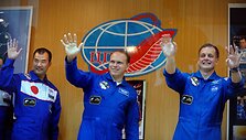 Astronautai Timothy J. Creameris (de&scaron;inėje), Olegas Kotovas ir Soichi Noguchi