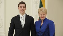 Prezidentė apdovanojo jaunuosius mokslininkus