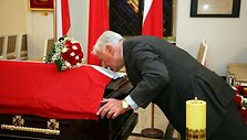 Prezidentas V.Adamkus pagerbė L.Kaczynskį