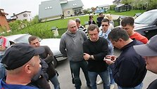 Žmonės prie Kedžių namo