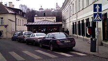 Mercedesas prie Užupio kavinės