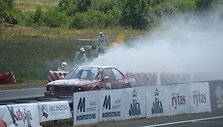 Atvira ugnimi liepsnojo &bdquo;Porsche&ldquo;