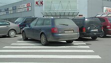 Automobilį pastatė ant perėjos