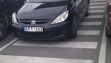 Automobilis ant pėsčiųjų perėjos