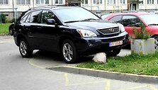 Fotopolicija. Automobiliai ant &scaron;aligatvio