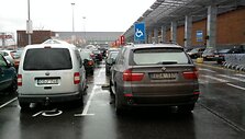 BMW ir &bdquo;Volkswagenas&ldquo; prie prekybos centro &bdquo;Akropolis&ldquo;