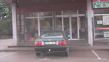Utenoje prie prekybos centro