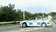 Didžiosios Britanijos greitkelyje policininkas sulaikė nusikaltėlį. 