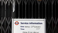 Londono metro keleivius pasitiko uždarytais vartais.