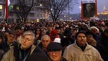 Valdančioji &bdquo;Fidesz&ldquo; partija radikaliai keičia pagrindinius &scaron;alies įstatymus, nepaisydama tūkstančių vengrų protestų.