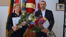 &bdquo;Sidabrinės bitės&ldquo; laureatai &ndash; lietuvių kalbos ir literatūros mokytoja konsultantė, Varėnos literatų klubo &bdquo;Jievaras&ldquo; narė, aktyvi visuomenininkė Joana Grigaitienė bei Varėnos vie&scaron;osios bibliotekos direktorius ir aktyvus visuomenininkas Eitaras Kazimieras Krupovičius