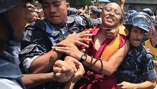 Nepalo policija prie&scaron; tibetiečius protestuotojus