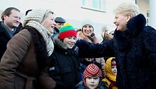 Prie prezidentūros &scaron;vęsti susirinko jaunos &scaron;eimos.