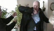 Advokatas Gintaras Černiauskas mėgina nusikratyti mergaitės senelio rankos.