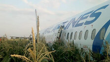 Rusijos oro bendrovės &bdquo;Uralskie avialinii&ldquo; laineris &bdquo;Airbus А-321&ldquo; be važiuoklės sėkmingai nusileido kukurūzų lauke.